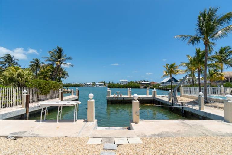 Blue Marlin House Waterfront Pool Home, Steps from the Beach, Hot Tub, 210' Dock — photo 2