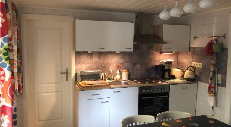 Vacation home with BBQ, patio & yard — photo 3