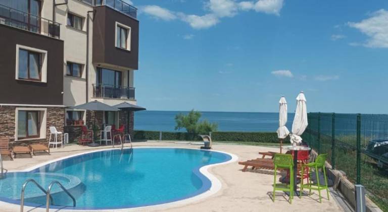 Apartment with private pool, yard & terrace in Sozopol