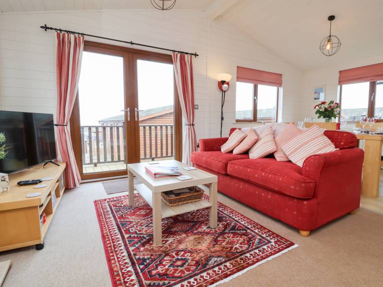 Family-friendly cottage with patio & yard | Beach view | Pets allowed — photo 4