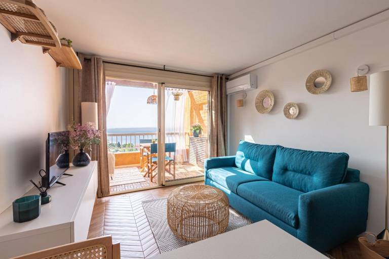 Apartment 'Vue Mer Et Jardin' with Sea View, Wi-Fi and Air Conditioning in Theoule-sur-Mer