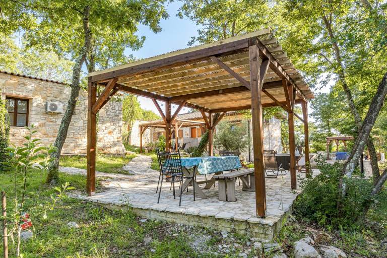 Rental apartment with barbeque, hot tub & terrace — photo 4