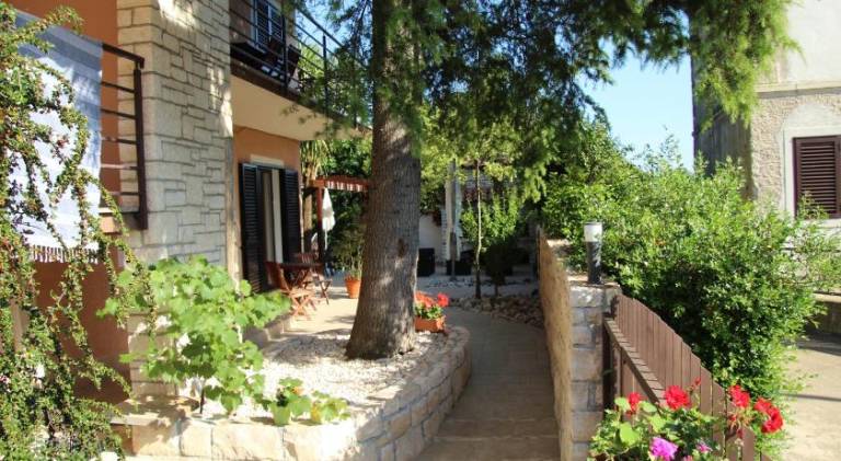 Apartment with grill, garden & terrace — photo 5