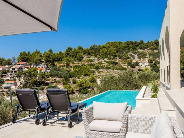 Ample vacation home with private pool, yard & grill | Nature view | Pets are welcome — photo 4