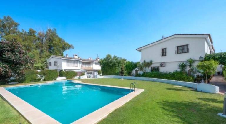 Rental apartment with pool & yard — photo 4