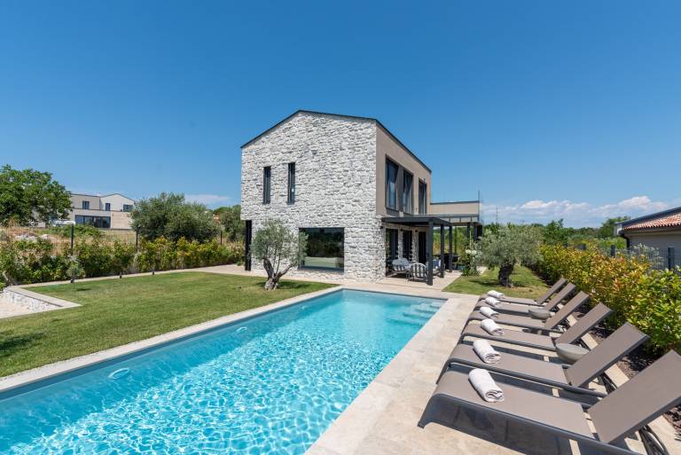 Villa with terrace, garden & private pool — photo 4