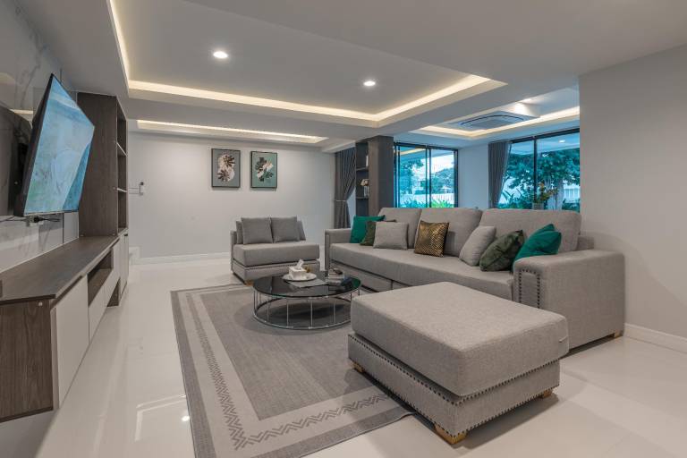 5-Bedroom Modern Light Luxury Villa with Pool Near Terminal 21 Beach, Pattaya City Center — photo 3