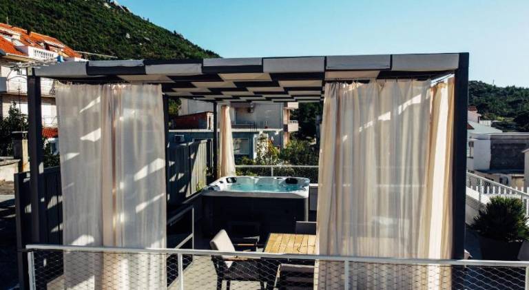 Vacation home with jacuzzi — photo 3
