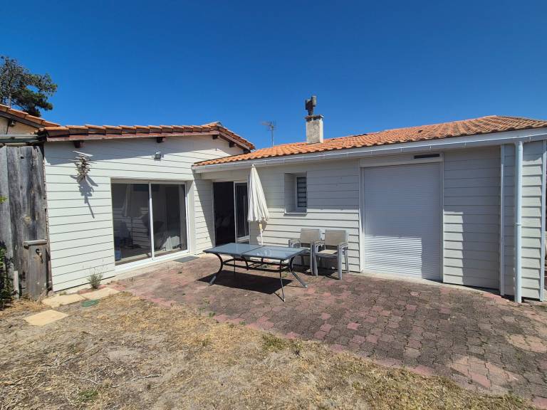 Vacation home with terrace, yard & barbecue — photo 3