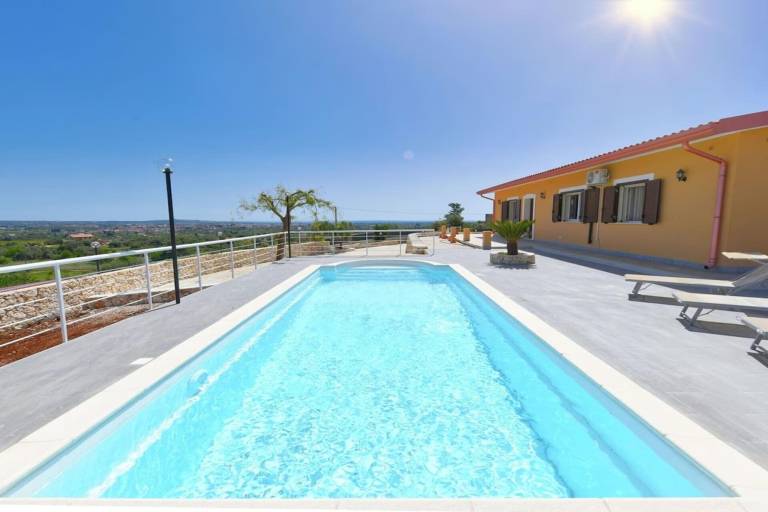 House with grill, yard & pool — photo 2