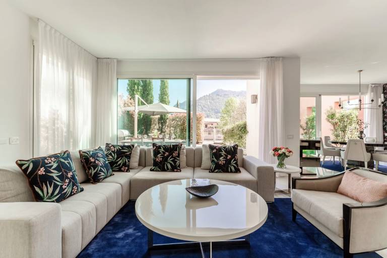 Spacious rental apartment with yard, patio & sauna | Next to Tempio Voltiano | Dogs allowed in Brunate