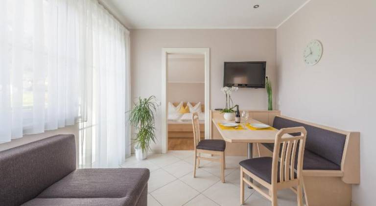 Holiday apartment with garden & pool | Suitable for remote work | Pets allowed — photo 4