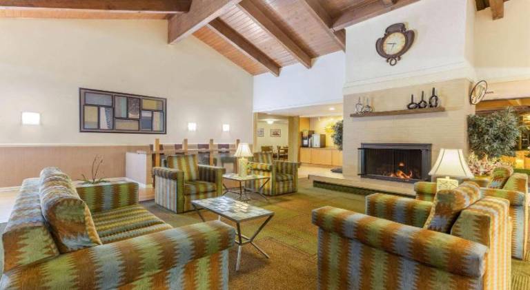 La Quinta Inn & Suites by Wyndham Redding — photo 3
