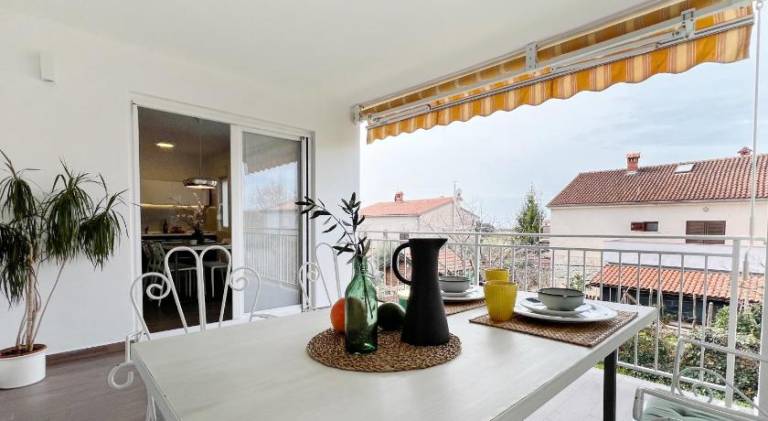 Apartment with patio & yard | Pets allowed — photo 3