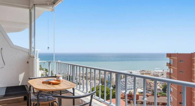 Fully equipped apartment with terrace, grill & jacuzzi | Beach nearby | Suitable for remote work | Dogs allowed in Torremolinos