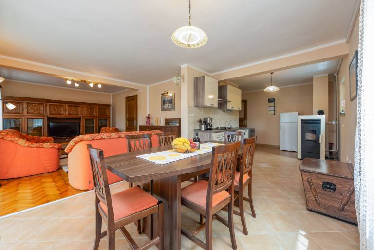 Fully equipped beautiful vacation home with yard & barbeque | Garden view | Dogs allowed — photo 2