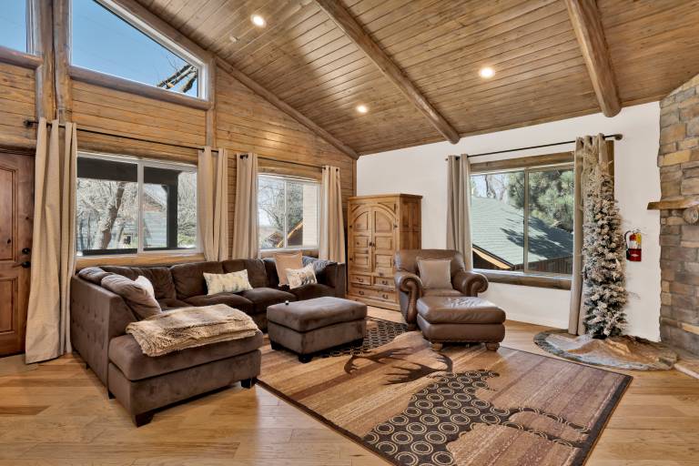 Cabin with grill & patio | Mountain view — photo 2