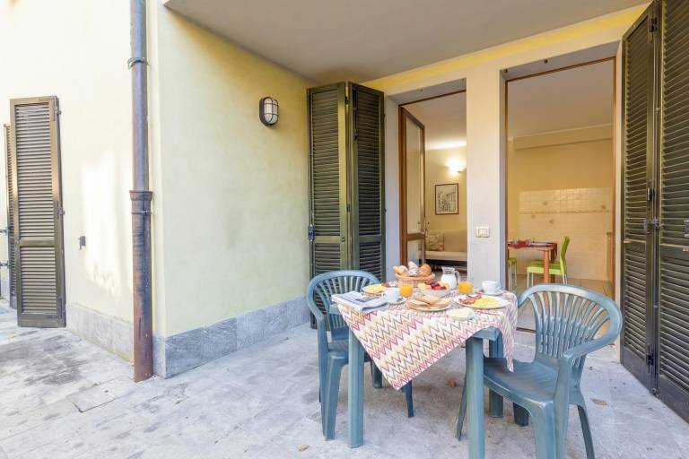 Child-friendly holiday apartment with patio & garden | Mountain view | Close to the beach | Pets are welcome in Porlezza