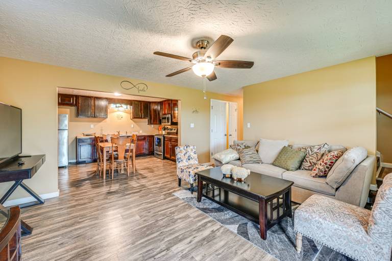 6 Mi to Lake Liberty: Pet-Friendly Home w/ Yard — photo 3
