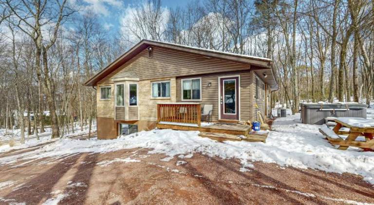 House with hot tub in Lake Harmony, PA