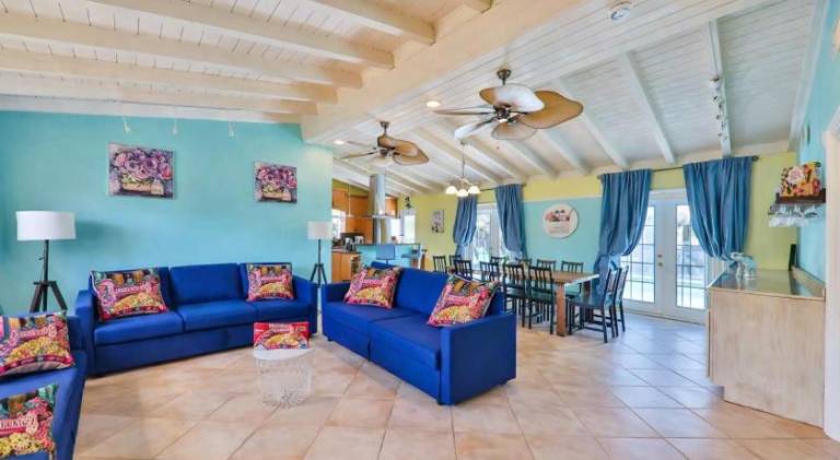 Vacation home with pool — photo 4