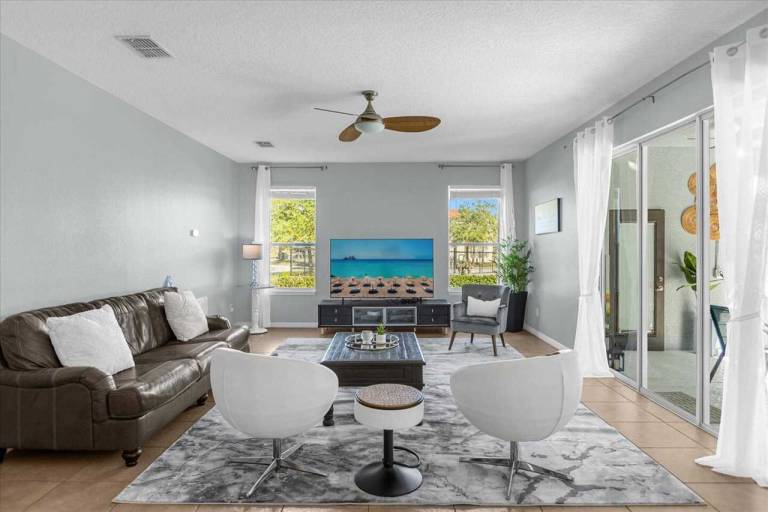 Spacious 7-bedroom home in Kissimmee, perfect for family getaways! — photo 2