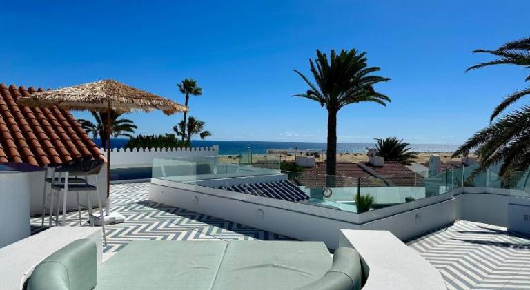 House with terrace, pool & yard — photo 3