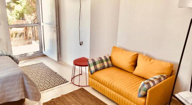 Apartment with patio, yard & barbecue — photo 2