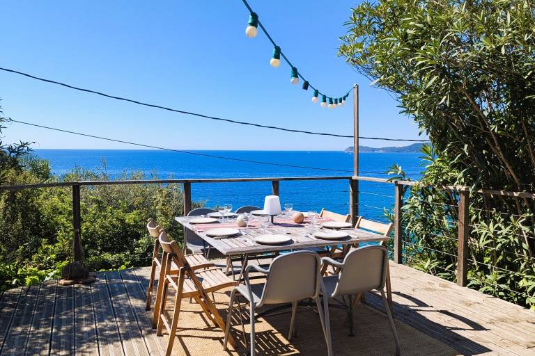 Vacation home with patio & yard in Toulon