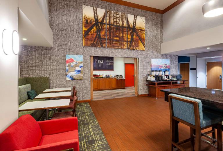 Hampton Inn & Suites St. Louis at Forest Park — photo 3