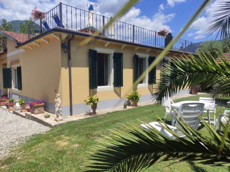 Vacation home with terrace, barbecue & garden — photo 5