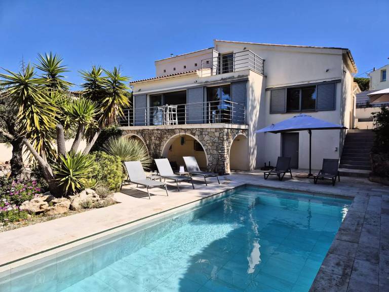 Fully equipped vacation home with terrace, BBQ & garden | Next to the beach | Pets are welcome in Toulon