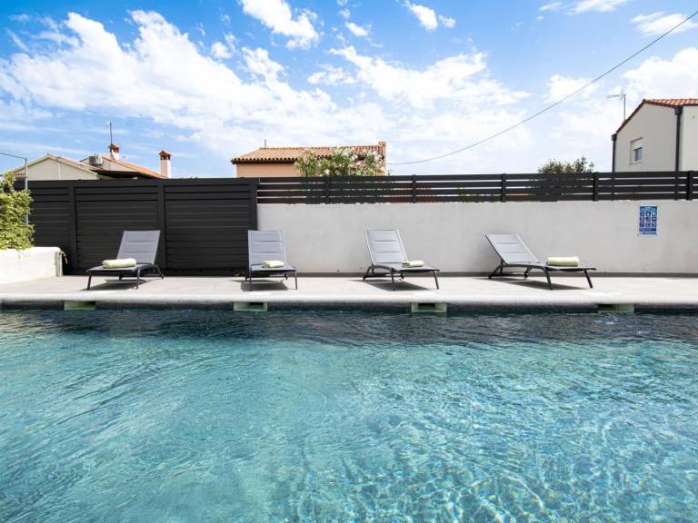 Fully equipped beautiful vacation home with barbecue, patio & pool | Pet-friendly — photo 5