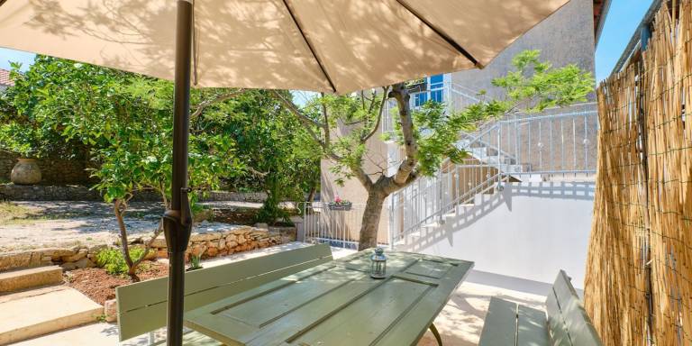 Apartment with patio & yard — photo 5