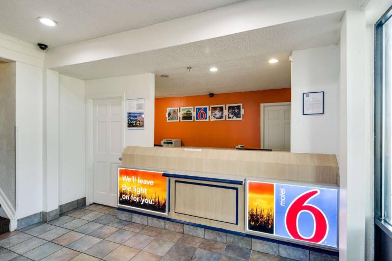 Motel 6 Waukegan, IL — photo 2