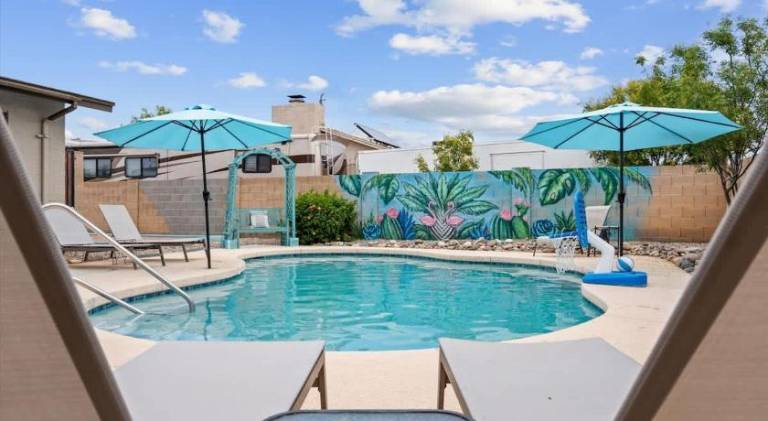 House with pool in Phoenix, AZ