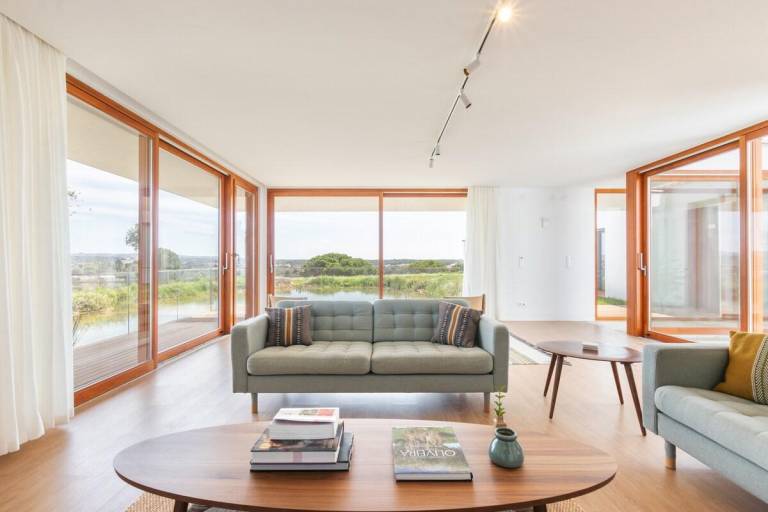 Escape in Luxury Villa with Pool and Lake in Setubal