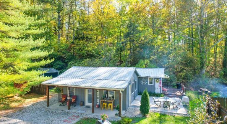 Nice vacation home with hot tub | Pets allowed in Indiana