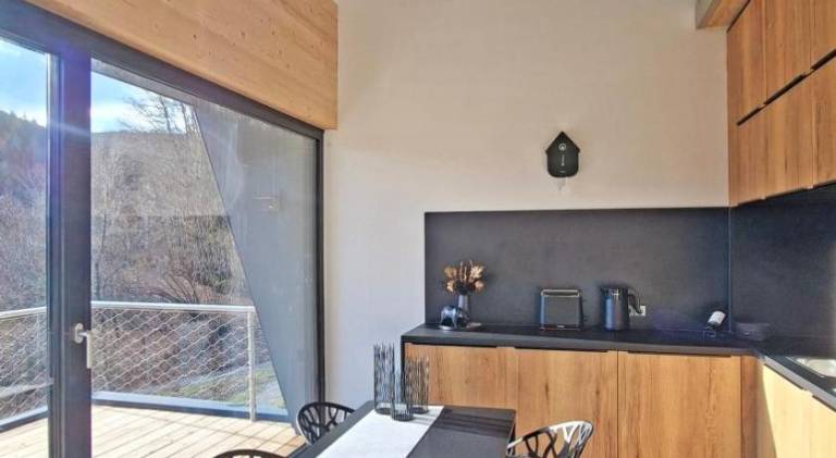 Lodge with yard, barbecue & patio — photo 3
