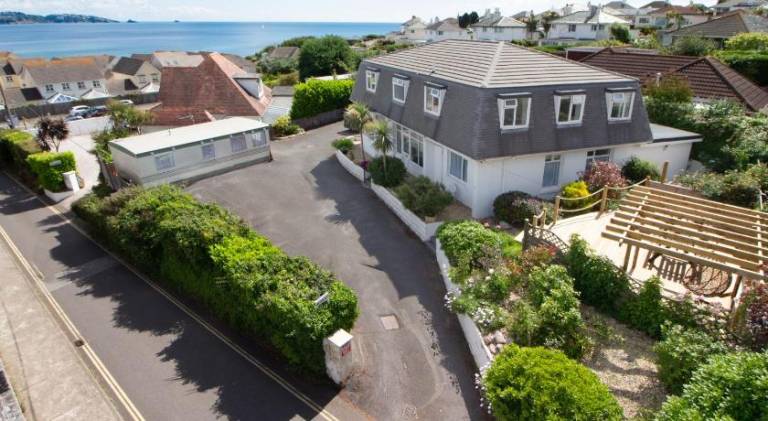 Apartment with yard in Torquay