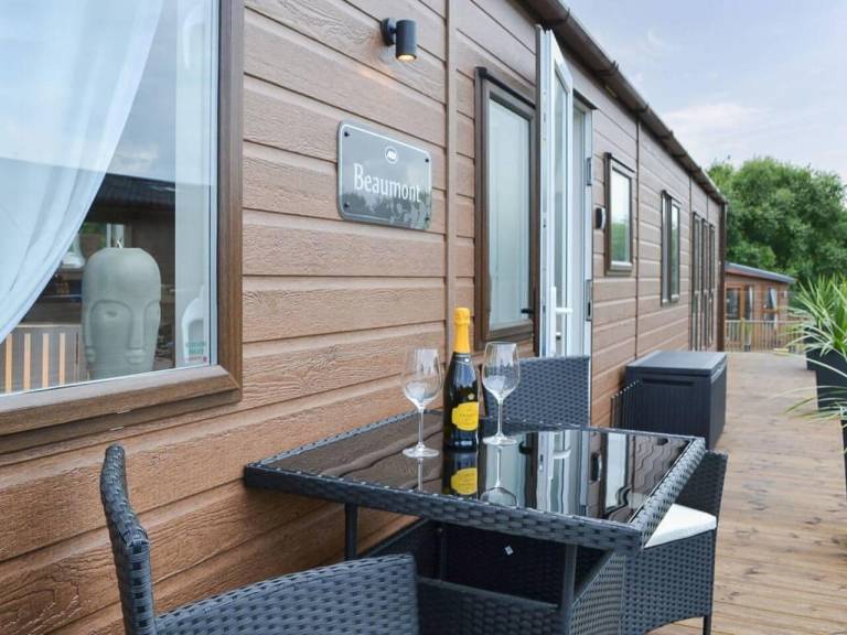 2 Bed Lodge - Sleeps 6 - Dogs - Hot Tub - Parking — photo 5