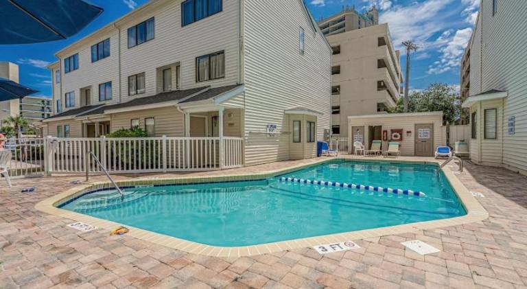 Vacation home with pool — photo 4