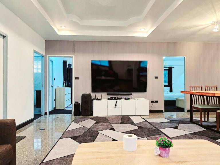 Villa with patio in Chonburi