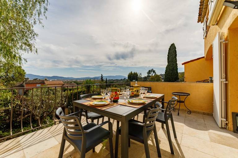 Spacious semidetached house with garden & terrace in Cogolin