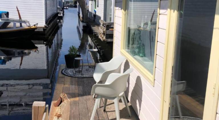 Houseboat apartment with water terrace, free bikes & fast wifi — photo 5