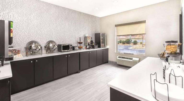 La Quinta Inn & Suites by Wyndham Rome — photo 3