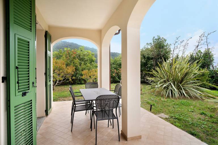 Apartment with yard, fast internet & patio | Garden view in Bordighera