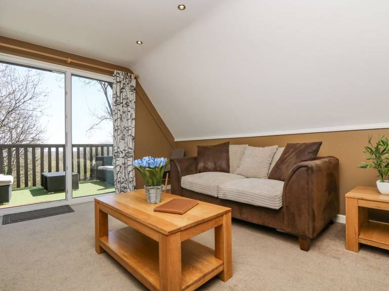 Cottage with pool & yard — photo 4