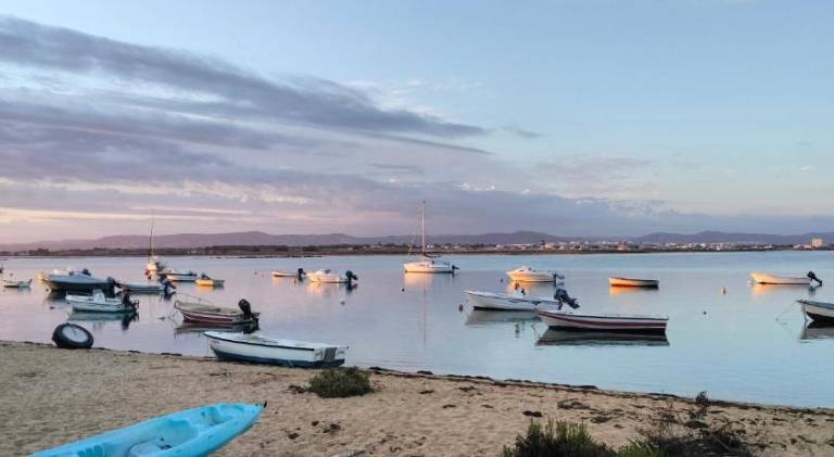 Fully equipped ample villa with patio & barbeque | Next to the beach | Suitable for remote work | Pets are welcome in Olhao