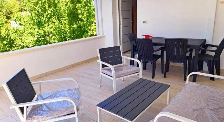 Vacation home with terrace & garden — photo 4